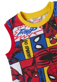 Rotes ärmelloses T-Shirt mit Spider-Man-Grafiken, gelbem Halsband und roten Akzenten. Das Material ist ein weicher Baumwollmix mit Comic-Stil Druck.