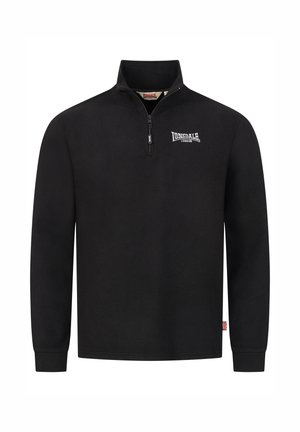 Czarny polarowy sweter z kołnierzem zapinanym na zamek, z małym białym logo na klatce piersiowej. Długie rękawy i prosty dół, z metką z boku.