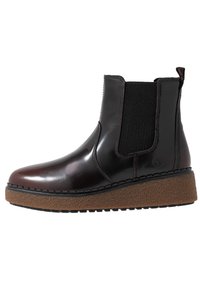 Czarny skórzany botek chelsea z elastycznymi bocznymi panelami i teksturowaną brązową podeszwą platformową. Posiada pętelkę ułatwiającą zakładanie.