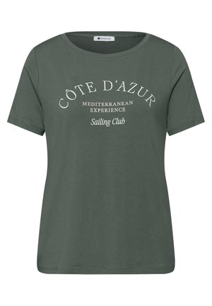 Grøn kortærmet t-shirt med rund hals og hvid tekst "Côte D'Azur Mediterranean Experience Sailing Club" på forsiden.