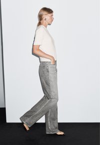 Massimo Dutti WITH FRAYED HEMS - Jeans Straight Leg - grey