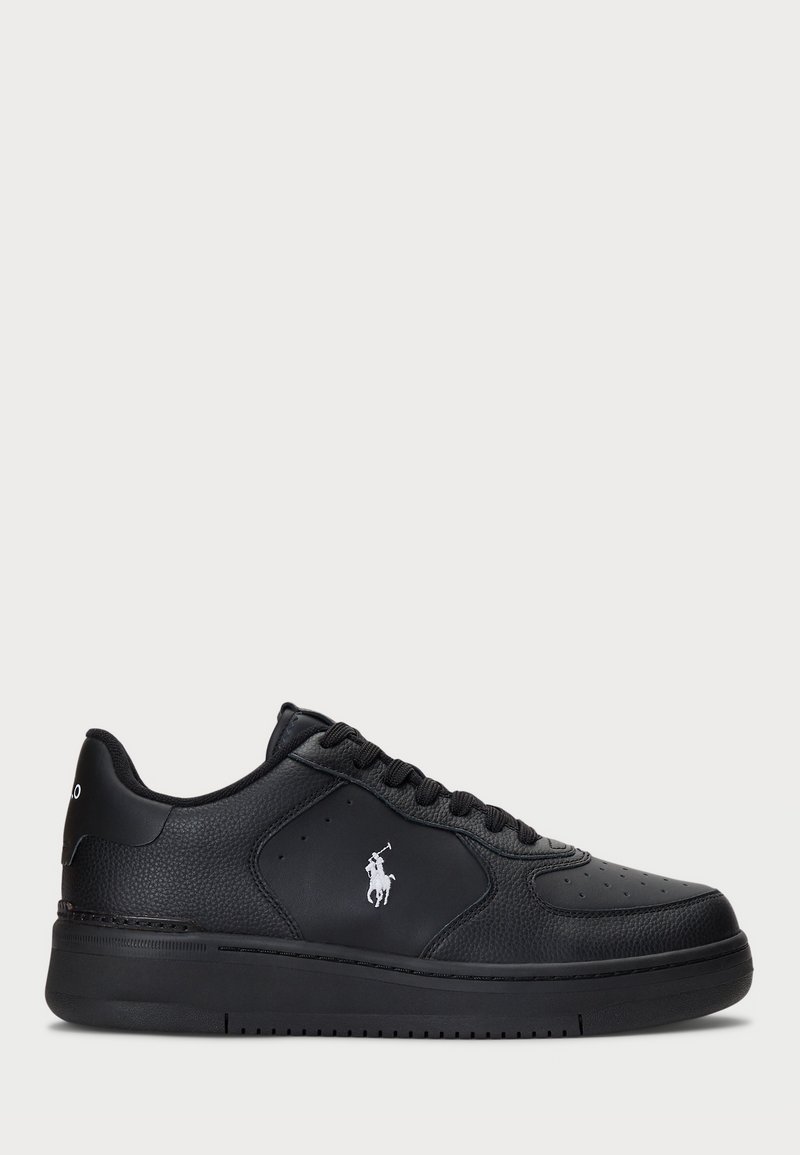 Adidași negri din piele cu un design perforat, închidere cu șireturi plate și un logo brodat alb pe lateral. Talpă groasă din cauciuc negru.