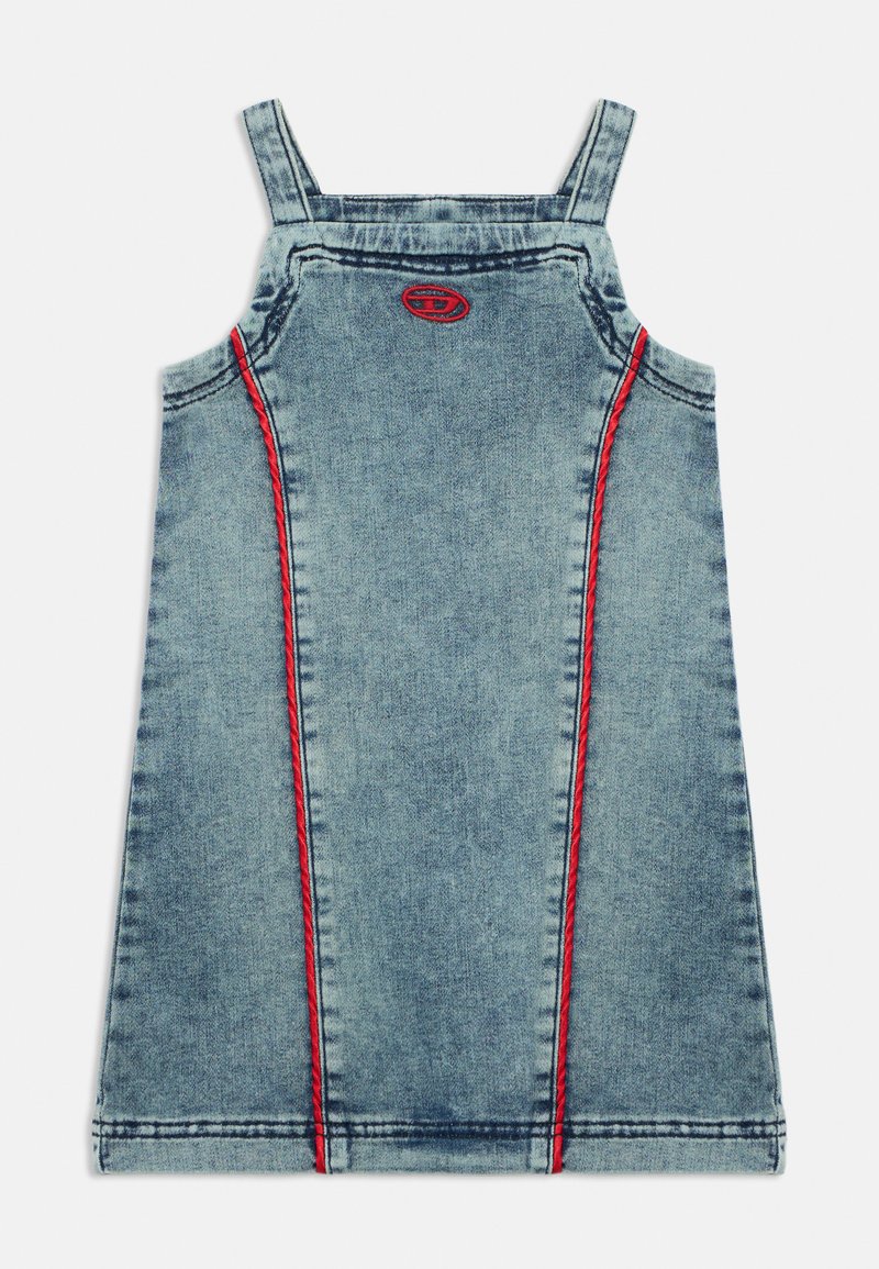 Traper haljina s naramenicama, svijetloplave boje, s crvenim šavovima duž stranica i okruglim logotipom na sredini vrha.