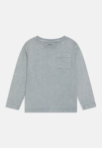 Langermet skjorte i en lys blå nyanse, med rund hals, frontlomme og teksturert stoff med en falmet finish.