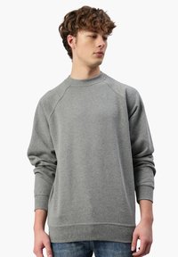 Felpa grigia con collo a giro, maniche raglan e polsini a costine. Realizzata in tessuto morbido, presenta una texture liscia e una vestibilità casual.