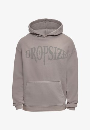 Világosszürke kapucnis pulóver elülső zsebbel és a mellkas felett stilizált "DROPSIZE" felirattal.