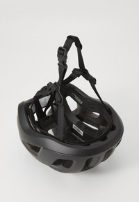 Casque de vélo noir avec des fentes de ventilation, des sangles ajustables et un intérieur rembourré pour le confort. Design léger avec une forme arrondie.