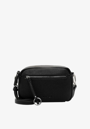 Černá crossbody kabelka z texturované kůže, se zapínáním na vrchu, nastavitelným popruhem a embosovaným logem značky na přední straně.