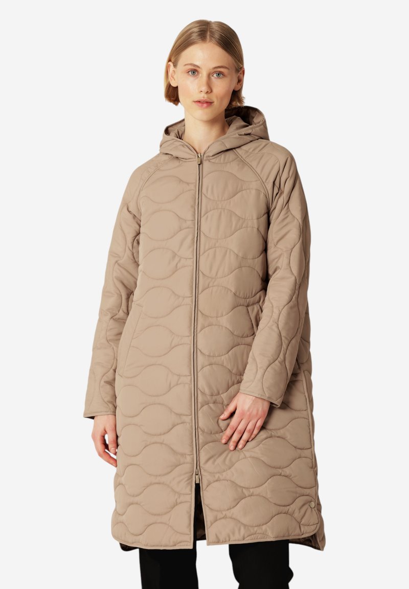 Abrigo acolchado beige con capucha, que presenta un cierre frontal, textura con patrón de ondas y bolsillos laterales, llegando a la altura de la rodilla.