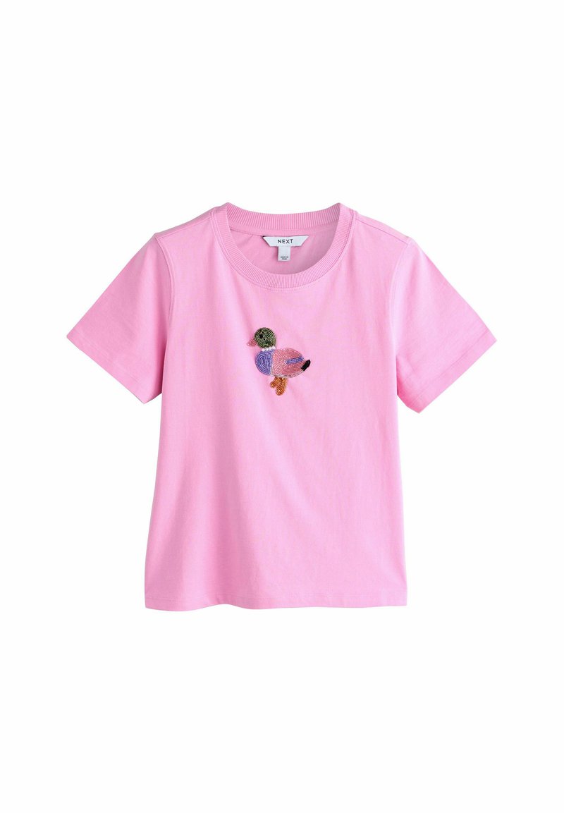 Roza bombažna majica s kratkimi rokavi in okroglim izrezom. Spredaj ima barvno vezen motiv ptice, ki dodaja teksturo in podrobnosti.