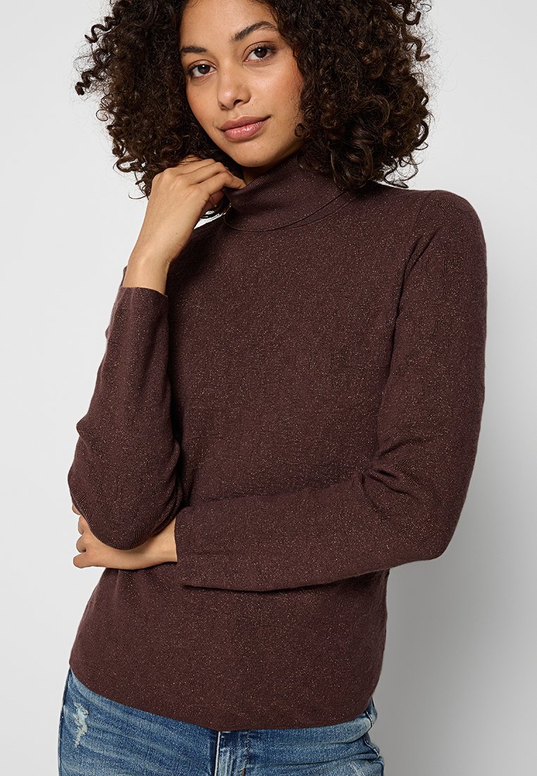 Bruine coltrui van gestructureerde stof met een subtiele glans; aansluitend ontwerp met lange mouwen, gedragen met casual denim.