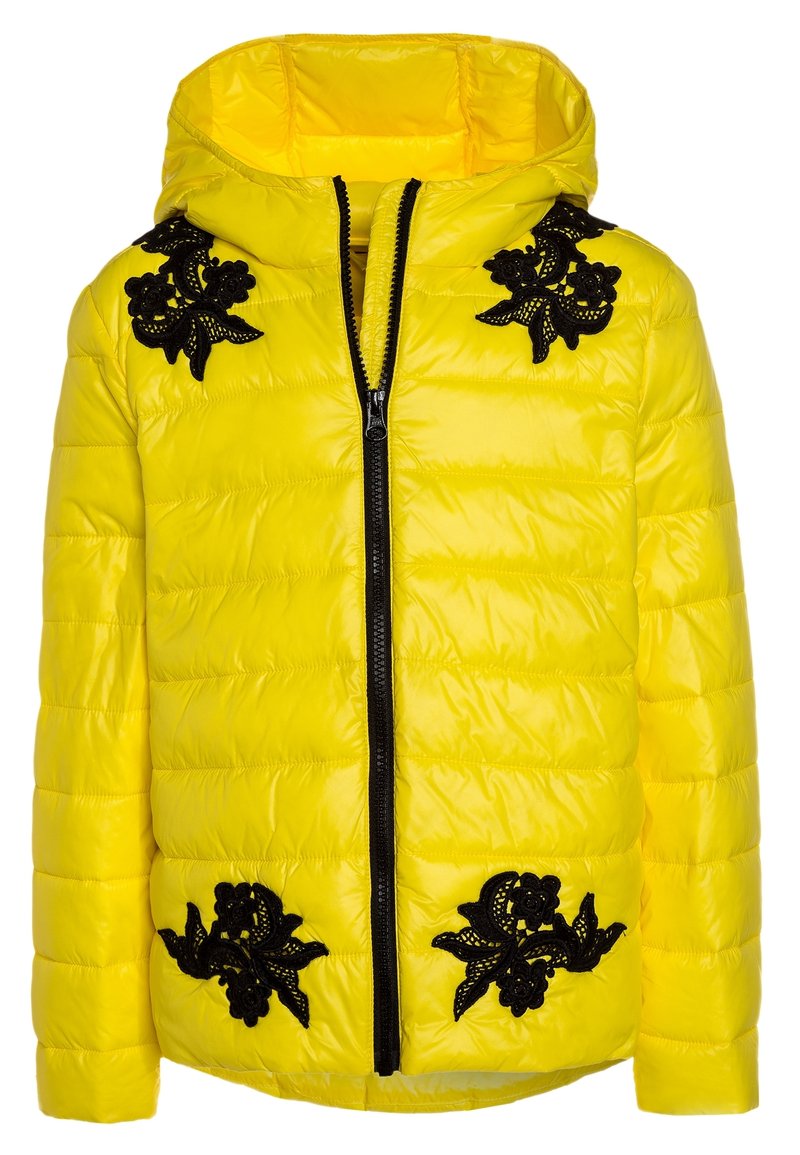 Gul puffjacka med huva, prydd med svart blommig broderi på axlarna och nederkanten, samt en fickdragkedja fram.