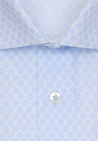 Hellblaues Hemd mit floralem Muster, ausgestattet mit einem klassischen Kragen und einem einzelnen Knopfverschluss. Der Stoff hat eine glatte Textur.