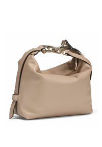 Sac à main en cuir beige à texture douce, forme effilée, ferrures argentées et accent de chaîne sur la poignée. Comprend une fermeture éclair.