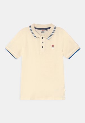 Kremfarvet kortærmet poloshirt med blåstribet krave og ærmekanter, tre sorte knapper og et lille logo-mærke på brystet.