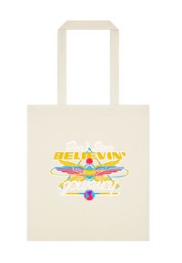 Beige handväska med färgglad design av vingad scarabé, geometriska detaljer och text: "Sluta inte tro på resan."