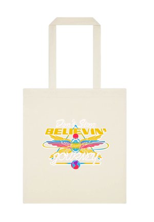 Beżowa torba na ramię z kolorowym wzorem w postaci skrzydlatej skarabeusza, akcenty geometryczne oraz tekst: "Nie przestawaj wierzyć w podróż."