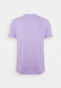 T-shirt violet clair uni à manches courtes, affiché de dos sur un fond blanc, avec col rond et coupe standard.