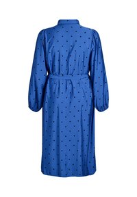 Blaues langärmliges Midikleid mit schwarzen Punkten, einem Gürtel in der Taille und einem hohen Kragen, von hinten gezeigt.