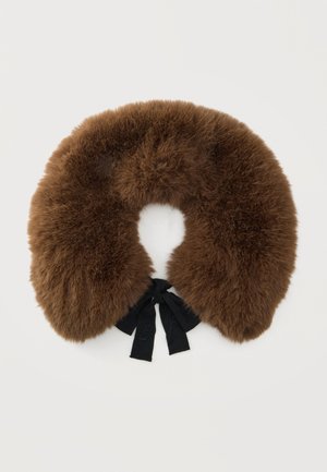Col en fourrure ronde marron avec fermeture par lien en tissu noir à l'avant, présenté sur fond blanc.