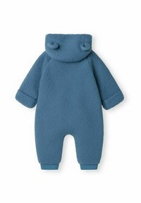 Combinaison en polaire bleue d'une seule pièce avec une surface texturée, une capuche avec deux boutons et des poignets côtelés aux poignets et aux chevilles.