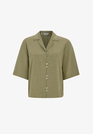 Olive rohelise lühikeste varrukatega nööpidega särk sisselõikega kraega ja kaheksa ees oleva nupuga, millel on silt Soft Rebels, valgel taustal.