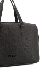 Borsa in pelle nera texturizzata con manici corti, forma rettangolare e logo impresso sul davanti. Chiusura con zip liscia nella parte superiore.