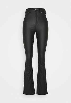 Czarne spodnie ze sztucznej skóry z wysokim stanem, zapinane na guzik i zamek błyskawiczny, dopasowane na udach, rozszerzane od kolan do dołu.