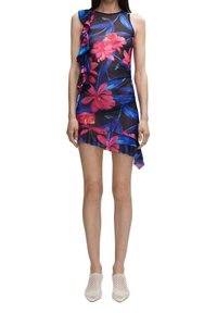 Robe cocktail à imprimé floral avec un design asymétrique à une épaule, présentant des fleurs roses et bleues vives sur un fond noir, agrémentée d'un détail à volants.