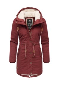 Kurtka typu parka w kolorze bordowym z kapturem podszytym sztucznym futrem, regulowanym paskiem w talii, zatrzaskami, bocznymi kieszeniami i miękką fakturą. Posiada zapięcie na zamek błyskawiczny.