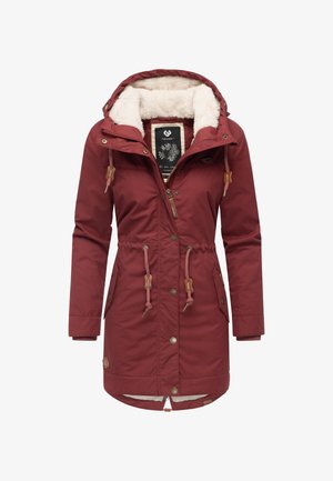 Chaqueta parka granate con capucha forrada de piel sintética, cintura con cordón ajustable, botones a presión, bolsillos laterales y textura suave. Cuenta con cierre de cremallera.