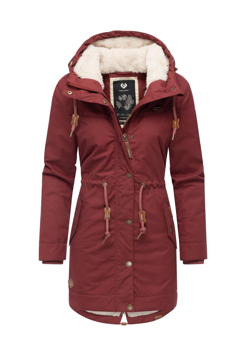 Kurtka typu parka w kolorze bordowym z kapturem podszytym sztucznym futrem, regulowanym paskiem w talii, zatrzaskami, bocznymi kieszeniami i miękką fakturą. Posiada zapięcie na zamek błyskawiczny.