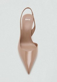 Piste-nokka slingback-kenkä vaaleassa taupe-värissä, jossa on kiiltävä pinta. Sisältää minimalistisen muotoilun ja hoikan koron. Brändilogo sisäpohjassa.