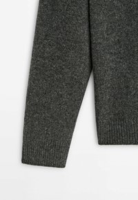 Manche de pull en tricot gris foncé avec un ourlet côtelé, présentant une texture douce et un motif subtilement chiné.