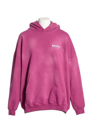 Oversized roze hoodie met voorzak en capuchon, met klein wit Balenciaga-logo op de linkerborst.