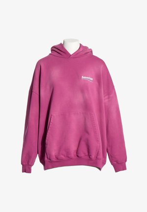 Oversizowa różowa bluza z kapturem i kieszenią z przodu, z małym białym logo Balenciaga na lewej piersi.