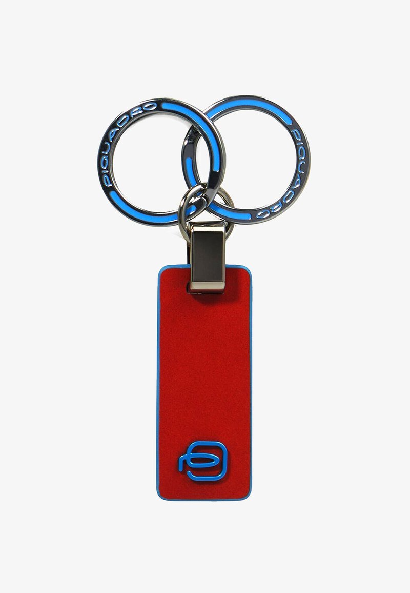 Sleutelhanger met twee zilveren ringen en een rood label. Het label heeft een blauwe rand en onderaan is de letter 'P' blauw geprint.