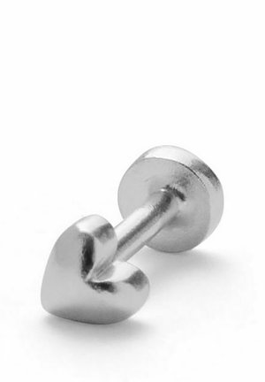 Cercel mic de metal argintiu cu față în formă de inimă și spate plat circular, prezentat pe o suprafață albă.