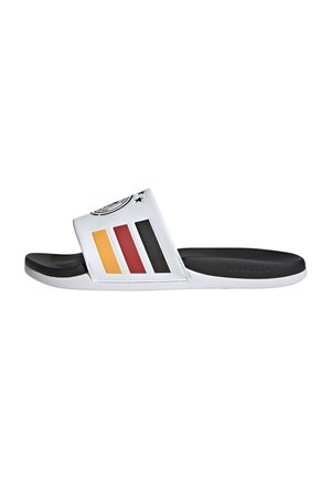 Weiße Slides-Sandale mit einem breiten Riemen, der drei vertikale Streifen in Gelb, Rot und Schwarz zeigt. Schwarze Gummisohle mit der Aufschrift "CLOUDfoam".