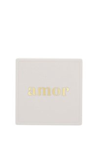 Plato cuadrado de cerámica en rosa pálido con una textura suave, que presenta la palabra "amor" en letras doradas en negrita. Diseño simple y elegante.