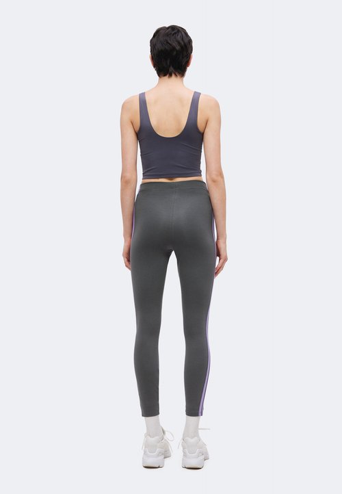 adidas ESSENTIALS 3 STRIPES - Leggings - grey five/magic lilac — foto 3