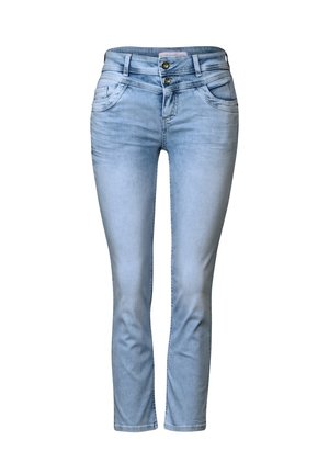 Des jeans en denim bleu clair présentent une coupe slim, une texture légèrement délavée, deux poches avant, deux poches arrière et une fermeture à double bouton.