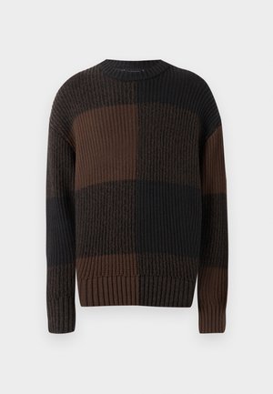 Grobstrickpullover mit geripptem Muster in großen, schwarzen und dunkelbraunen Farbblöcken, mit Rundhalsausschnitt und langen Ärmeln.