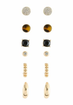 Sechs Paare goldfarbener Steck- und Creolenohrringe in verschiedenen Designs, darunter Kristall, schwarzer Stein, Schildpatt und strukturierte Metalloberflächen.