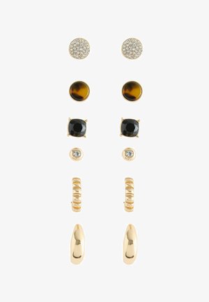 Sechs Paare goldfarbener Steck- und Creolenohrringe in verschiedenen Designs, darunter Kristall, schwarzer Stein, Schildpatt und strukturierte Metalloberflächen.