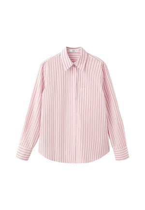 Chemise rose à manches longues avec fines rayures verticales marron et poche poitrine, présentée sur fond blanc.