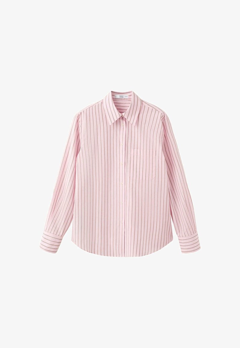 Chemise rose à manches longues avec fines rayures verticales marron et poche poitrine, présentée sur fond blanc.