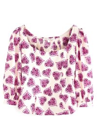 Blusa rosa chiaro con motivo floreale a cuore viola, scollatura quadrata e maniche a sbuffo. Il materiale sembra morbido con una superficie liscia.