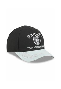 Schwarze Baseballmütze mit gesticktem "RAIDERS"-Logo und dem Text "THERE'S ONLY ONE NATION", mit einem hellblauen Schirm im Blattmuster.