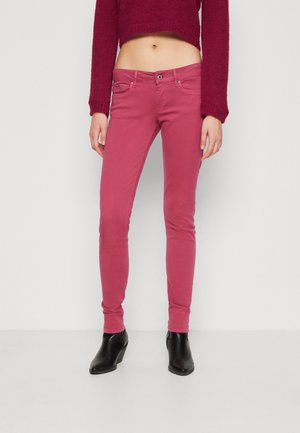 Jeans skinny de color rosa vibrante, hechos de una mezcla de algodón. Cuenta con cinco bolsillos y un cierre de cremallera con botón.